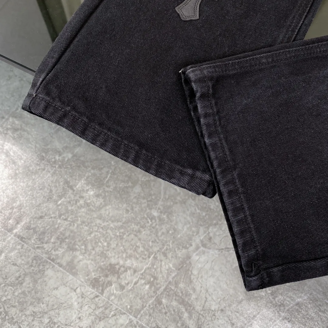 🅿️280 Original development Hardware customization Chrome Hearts Chengdu limited New city limited jeans Chrome Hearts city limited jeans Size: S M L [Top heavy industry fashionable design] Consistently made in high street luxury style. Speaking of this style, the Zangyin family and GU family are definitely the leading representative brands. Especially the Zangyin family has really achieved a state-of-the-art effect in creating high street style. The unique washed material is used to create this style. The color system is quite eye-catching. It is decorated with patchwork cross flowers, which cleverly highlights the charm of the brand. Secondly, this style uses classic The high-waist cutting design highlights the long legs and fashionable temperament of the upper body. The brand is highly recognizable and the slim fit configuration is more suitable for daily wear. It is a product that interprets personality, fashion, and specifications at a glance. This single product is enough to make any fan excited. It can be a white T-shirt for youthful preppy style, or a tight suspender for lady style. It has strong matching ability and can be easily controlled by men.  [Material and craftsmanship] Needless to say, this point goes without saying. As an excellent craftsman brand, Zangyin has really perfect requirements for details and craftsmanship. The washed color of this model has gone through so many processes, not to mention the embellishment of the denim appliqués. It is also purely handmade and sewn. Just like what they believe in, only handmade things have soul and have the meaning of wear. A top-notch heavy-duty fashionable denim item, I look forward to your perfect interpretation! !